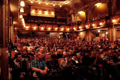 Zaplněné kino Lucerna